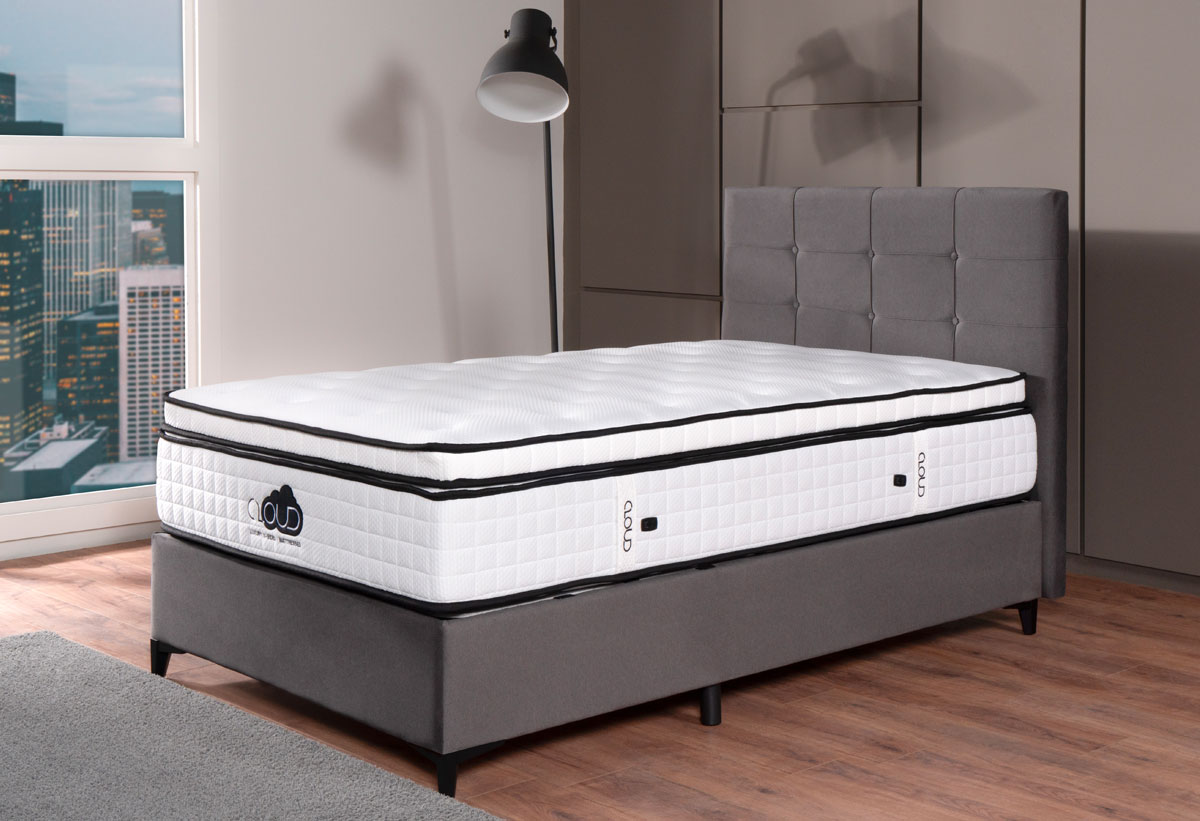 Απεικονίζει ημίδιπλο κρεβάτι Monaco Liberta σε υπνοδωμάτιο.